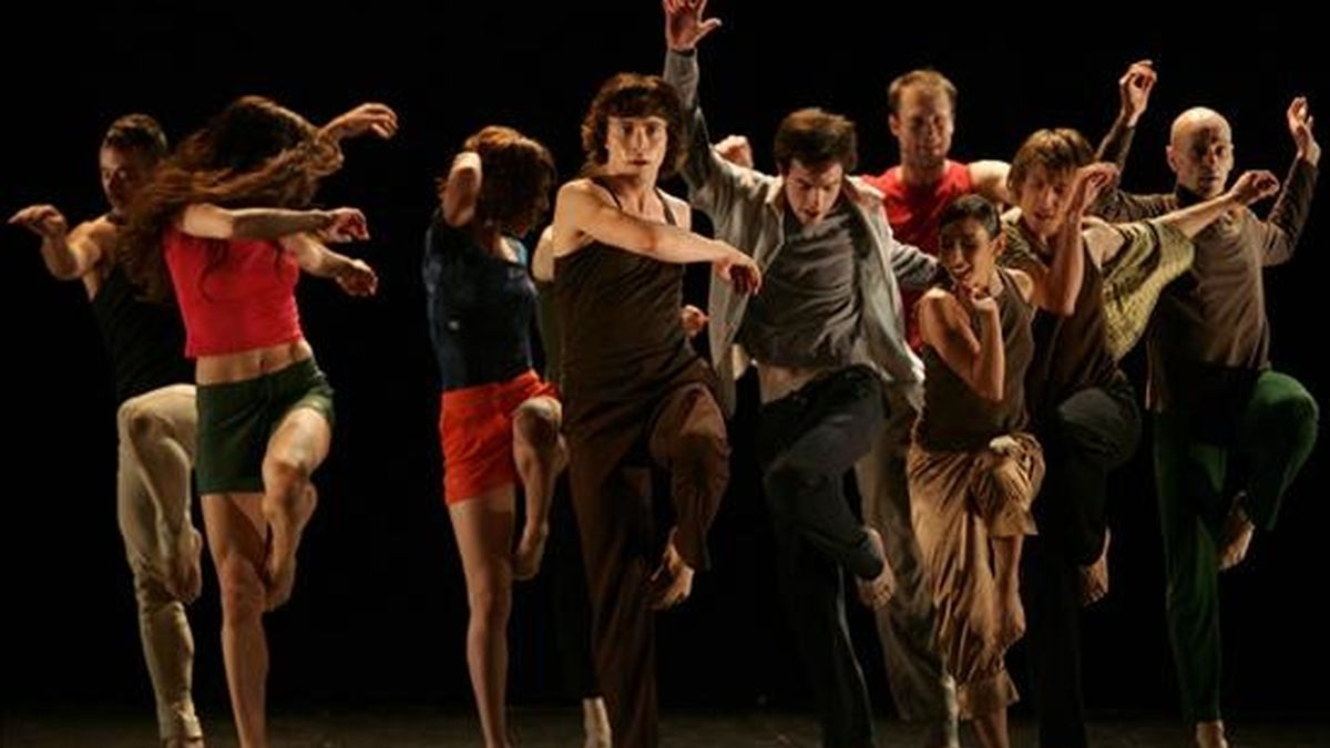 Imagen de este martes de la compañía de danza catalana Gelabert Azzopardi durante la presentación de su nueva producción "Sense Fi Conquassabit", en el teatro Segura de Lima (Perú). EFE