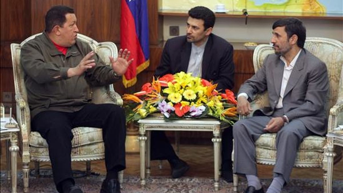 El presidente venezolano, Hugo Chávez (izq.), y su homólogo iraní, Mahmud Ahmadineyad, conversan en el Palacio Presidencial de Teherán. EFE