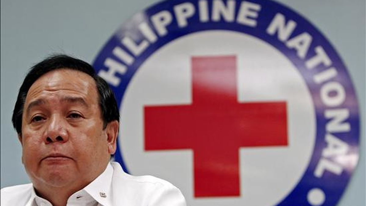El presidente de la Cruz Roja filipina, Richard Gordon, pide la liberación de los voluntarios del Comité Internacional de Cruz Roja secuestrados por Abui Sayaf, durante una rueda de prensa mantenida en Manila (Filipinas), el 31 de marzo de 2009. EFE
