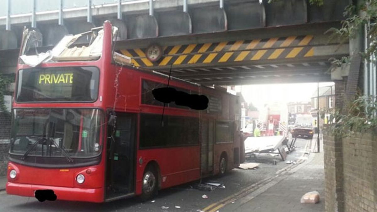 Más de 25 heridos al chocar un autobús de dos pisos con un puente en Inglaterra