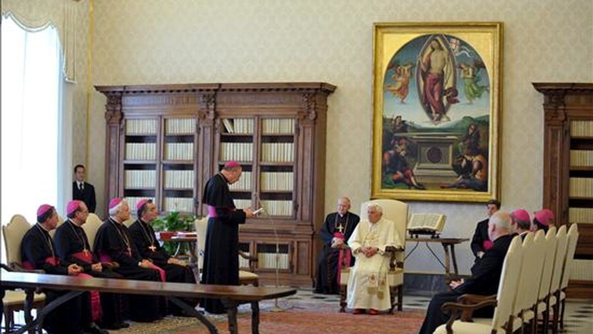 Fotografía cedida por el diario L'Osservatore Romano el pasado 8 de mayo que muestra al papa Benedicto XVI (c) durante la audiencia que mantuvo con obispos belgas para tratar sobre los caso de presuntos abusos. EFE/Archivo