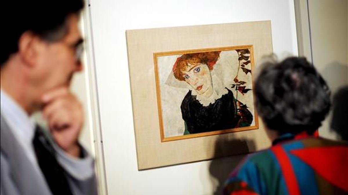 Ige Bondi (d) y David Maxwell (i) del museo del Patrimonio Judio, contemplan el disputado "Retrato de Wally", del pintor austríaco Egon Schiele, que ha permanecido confiscado una década en EE.UU., y que se puede ver en Nueva York. EFE