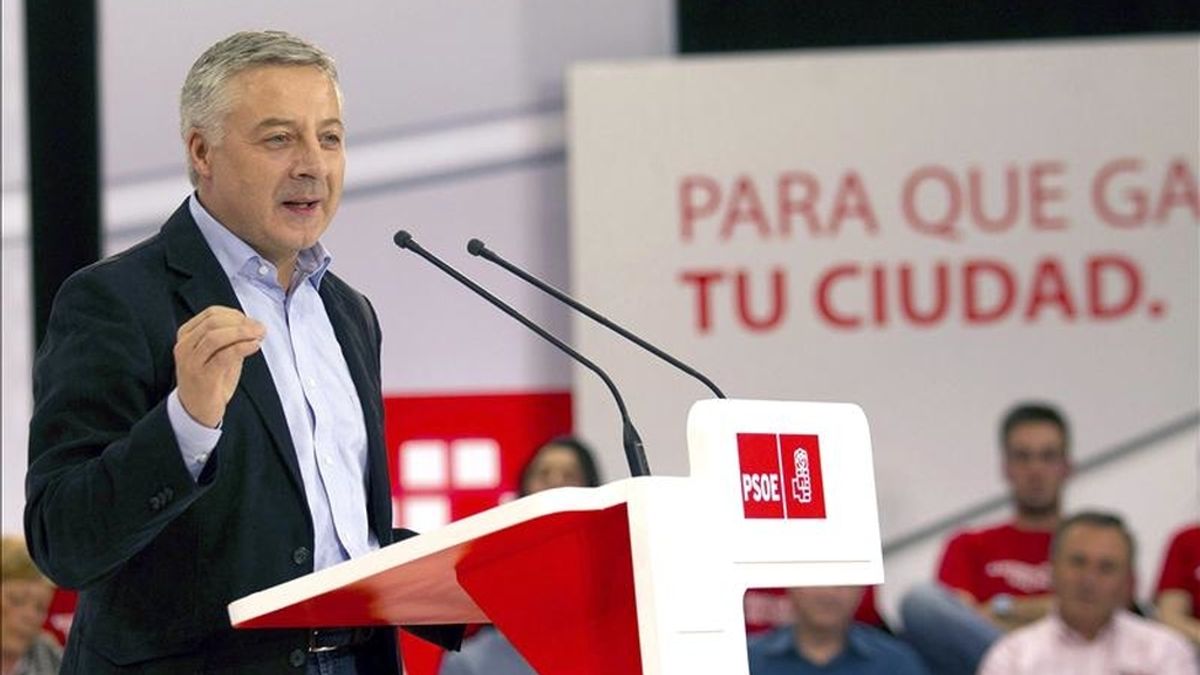 El vicesecretario general del PSOE, José Blanco, durante su discurso en el acto electoral que los socialistas celebran hoy en Langreo. EFE