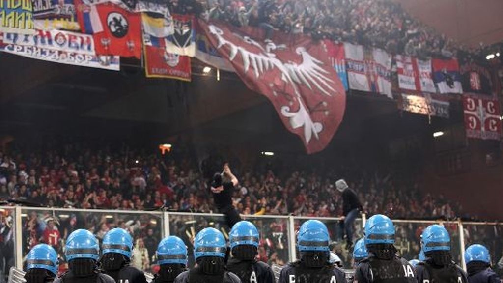 Los ultras serbios revientan el Italia-Serbia y destrozan Génova