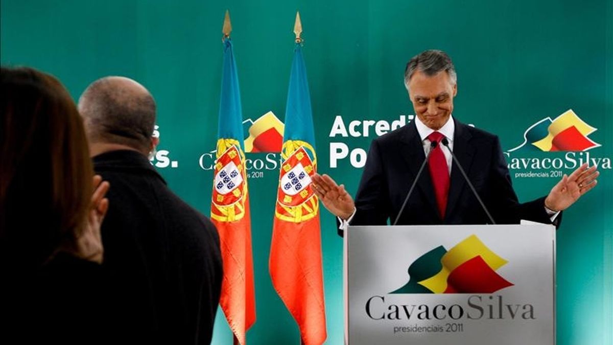 El actual jefe de Estado, Aníbal Cavaco Silva (C), anoche después de la victoria en las elecciones presidenciales. En un discurso pronunciado tras confirmarse su reelección en primera vuelta con un 53% de los sufragios, Cavaco, proclamó como una "derrota de la calumnia" y anunció que luchará contra el endeudamiento externo de su país. EFE El actual jefe de Estado, Aníbal Cavaco Silva (C), anoche después de la victoria en las elecciones presidenciales. En un discurso pronunciado tras confirmarse su reelección en primera vuelta con un 53% de los sufragios, Cavaco, proclamó como una "derrota de la calumnia" y anunció que luchará contra el endeudamiento externo de su país. EFE