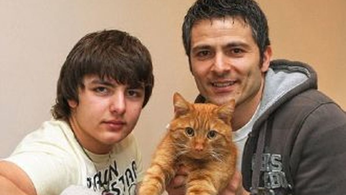 El gato 'resucitado' con sus dueños. Foto Daily Mail.