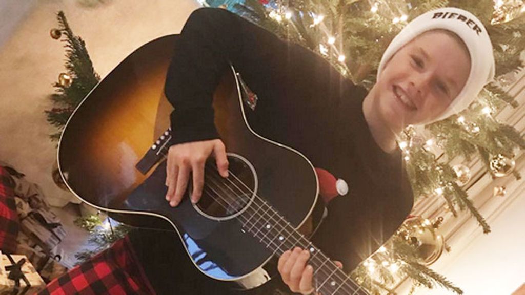 La cara de ilusión del nuevo 'it boy' Cruz Beckham, con su nueva guitarra Gibson