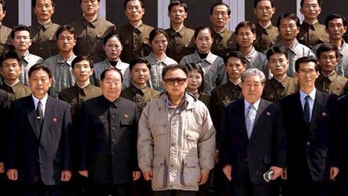 Fotografía del 5 de abril , en la que se observa al líder norcoreano, Kim Jong-il (c), al posar junto a un grupo de científicos y técnicos del 'Centro de Control de Satélites', tras observar el lanzamiento del 'satélite' Kwangmyongsong-2, en Corea del Norte. EFE