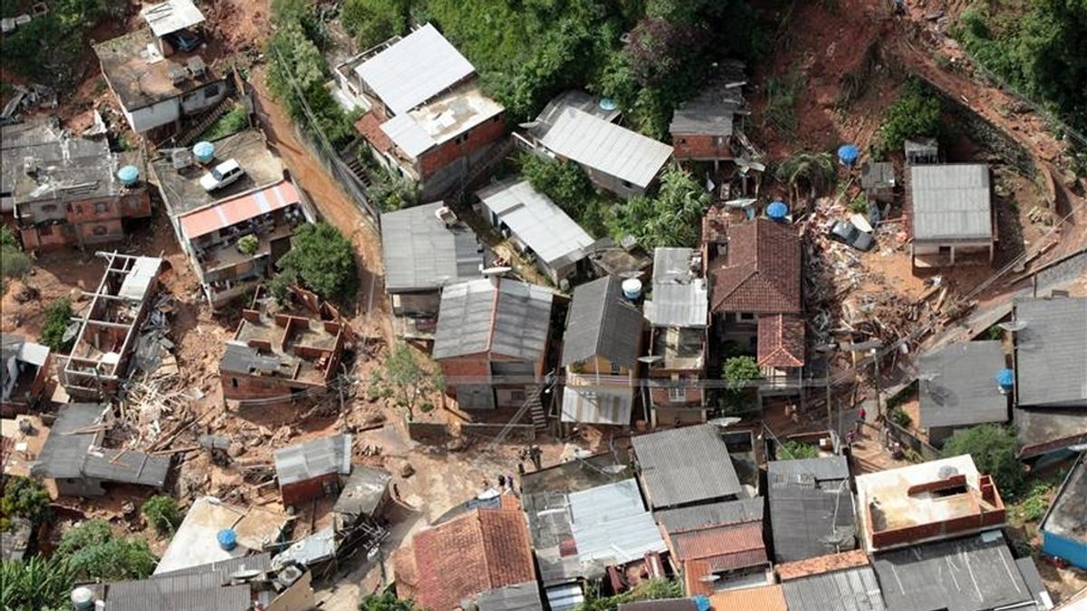 Vista de una zona afetcada por las inundaciones en Teresópolis (Brasil). Al menos 115 personas murieron a causa del temporal de lluvias que afecta al estado de Río de Janeiro, donde la situación ha sido considerada como crítica por las autoridades. EFE