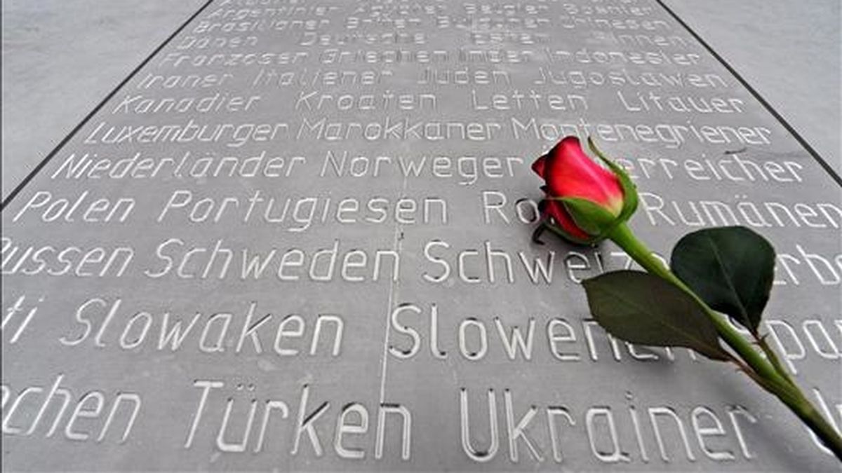 Una rosa ha sido colocada en un monumento conmemorativo del aniversario internacional del holocausto judío, en Berlín (Alemania), el pasado 27 de enero. EFE
