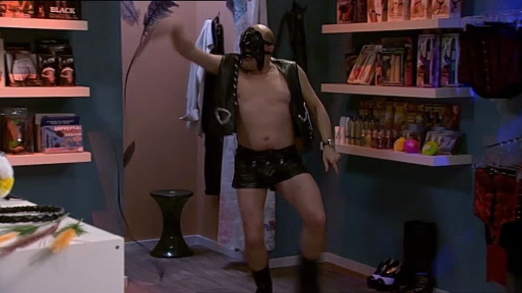 Soraya le pide trabajo sin saber quién es en realidad...