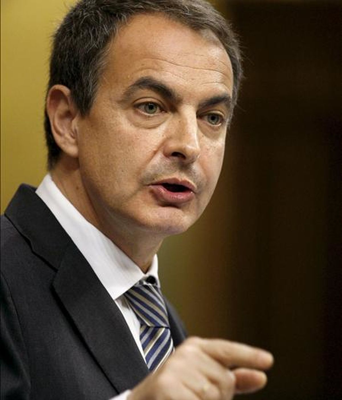 En la imagen, el presidente del Gobierno, José Luis Rodríguez Zapatero, durante su intervención en la sesión de control al Ejecutivo celebrada hoy en el Congreso de los Diputados, donde informó sobre la reciente remodelación del Gobierno EFE