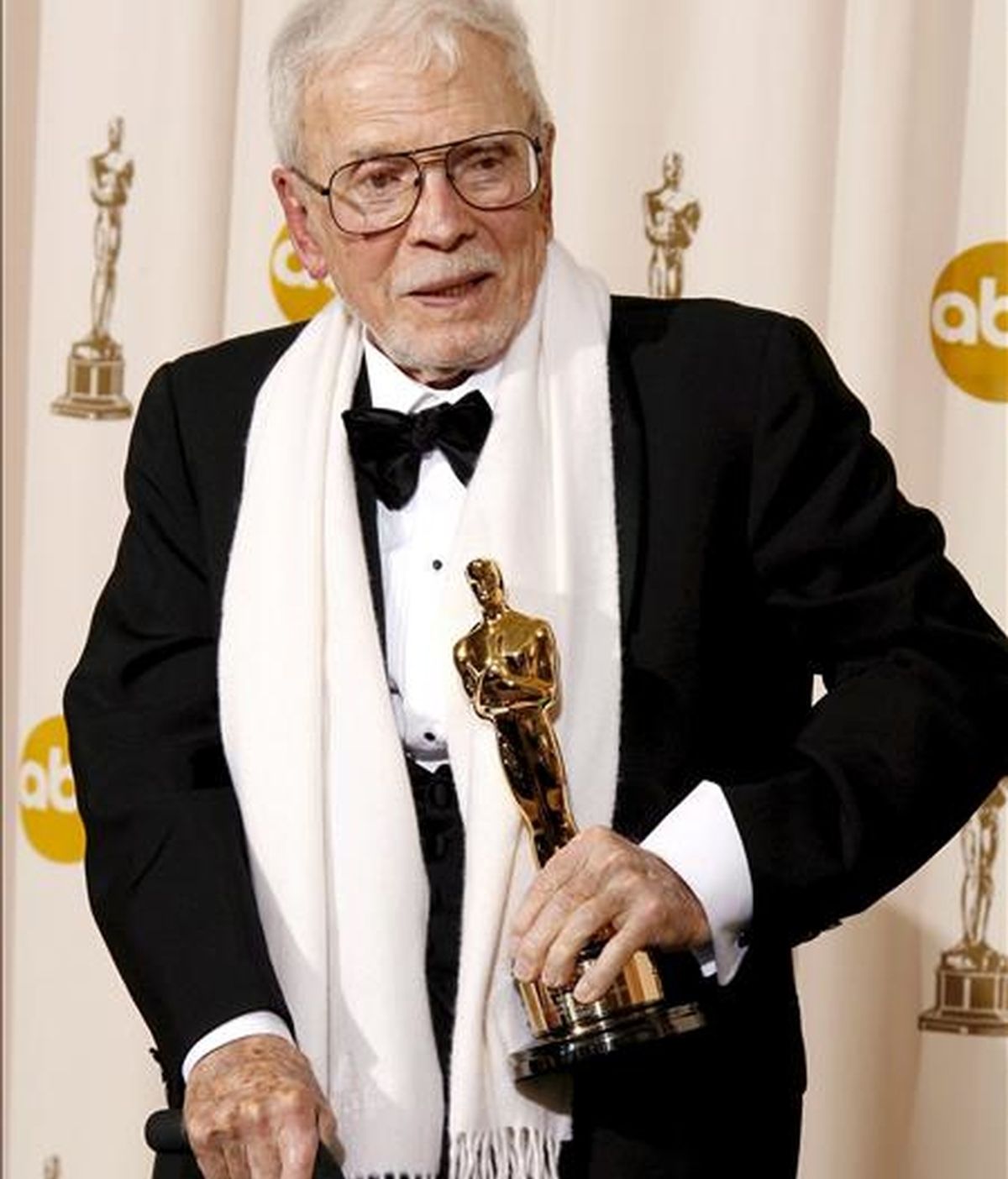 Fotografía de archivo fechada el 24 de febrero de 2008 que muestra al director de Arte Robert F. Boyle con su Óscar honorífico en la 80 entrega del Oscar en el teatro Kodak en Hollywood, California. EFE/Archivo