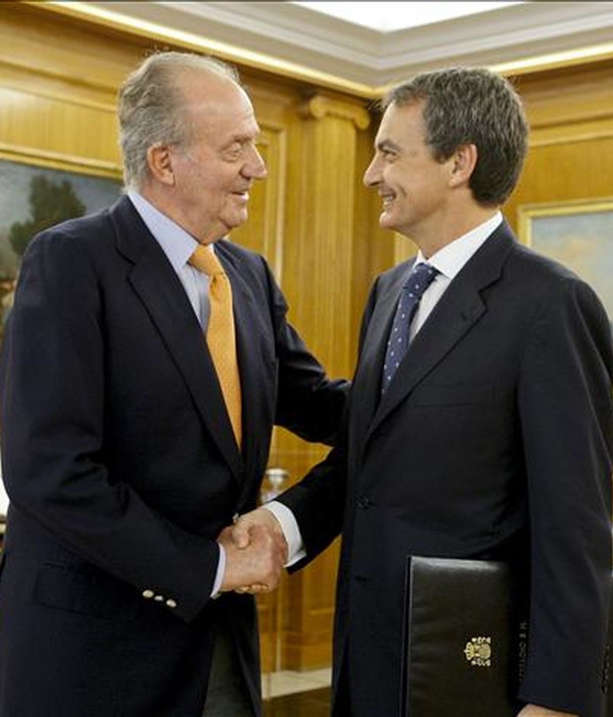 El Rey Juan Carlos recibe al presidente del Gobierno, José Luis Rodríguez Zapatero, en el Palacio de la Zarzuela. EFE/Archivo
