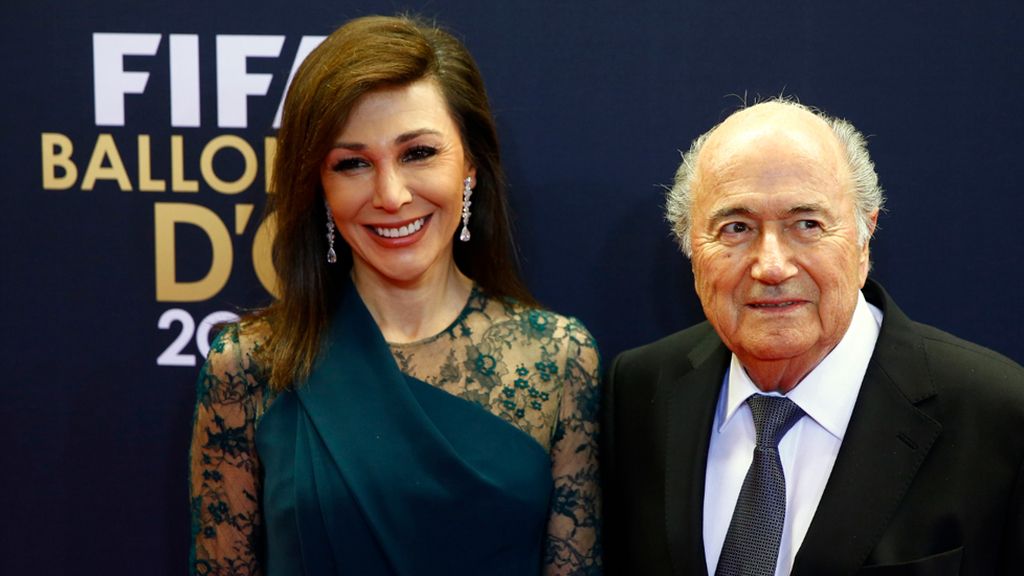 Linda Barras, novia de Blatter, con vestido verde botella y mangas de encaje