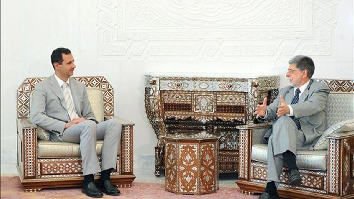 El presidente sirio, Bachar al Asad (izq), conversa con el ministro de Exteriores brasileño, Celso Amorim, durante una reunión hoy en Damasco (Siria). Amorim realiza una gira por Oriente Medio. EFE