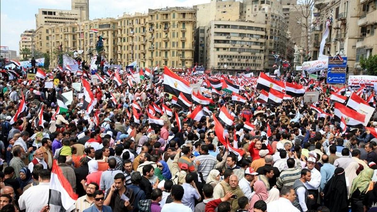 Egipcios gritan consignas durante una manifestación convocada bajo el lema "Viernes de purgación y juicio", en la plaza Tahrir de El Cairo, Egipto. EFE