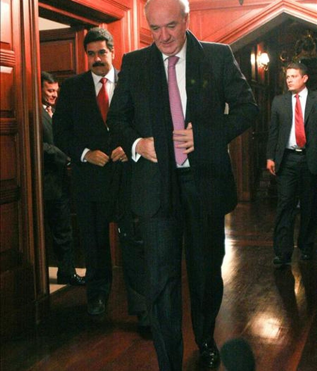 El canciller venezolano, Nicolás Maduro (2-i), sale de un salón después de reunirse con su homologo peruano, José Antonio García Belaunde, en la Embajada de Venezuela en Lima (Perú). EFE