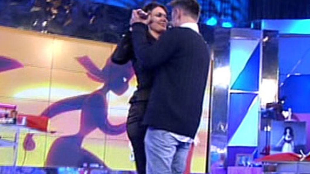 Yola Berrocal y Kiko Hernández bailan juntos un vals