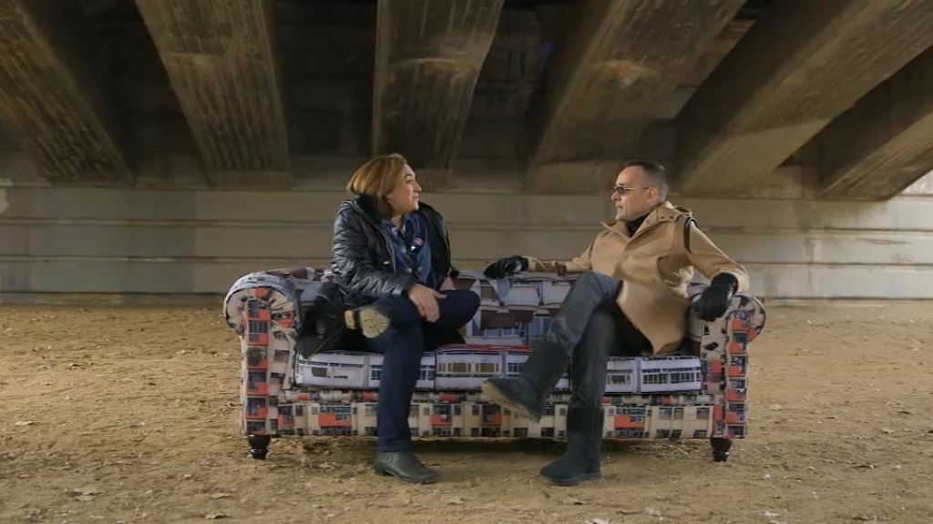 Ada Colau y Risto charlan debajo de un puente