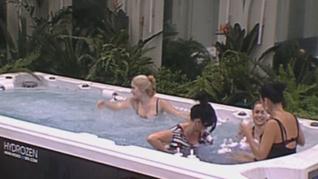 Las chicas estrenan el jacuzzi de GH12