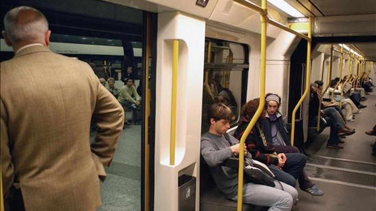 En la imagen, varios pasajeros en el metro. EFE/Archivo
