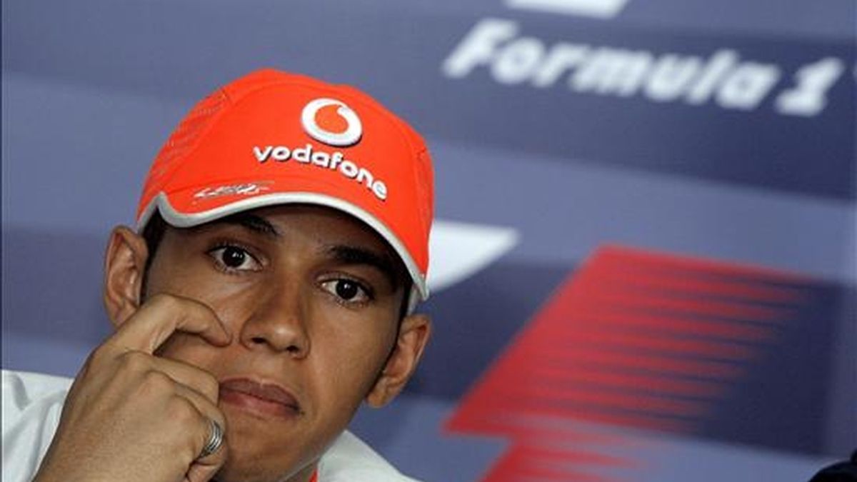 Hamilton y Mclaren excluidos de la clasificación del Gran Premio de Australia. El piloto Lewis Hamilton, de McLaren Mercedes, durante una rueda de prensa hoy en el circuito de Sepang (Malasia). EFE