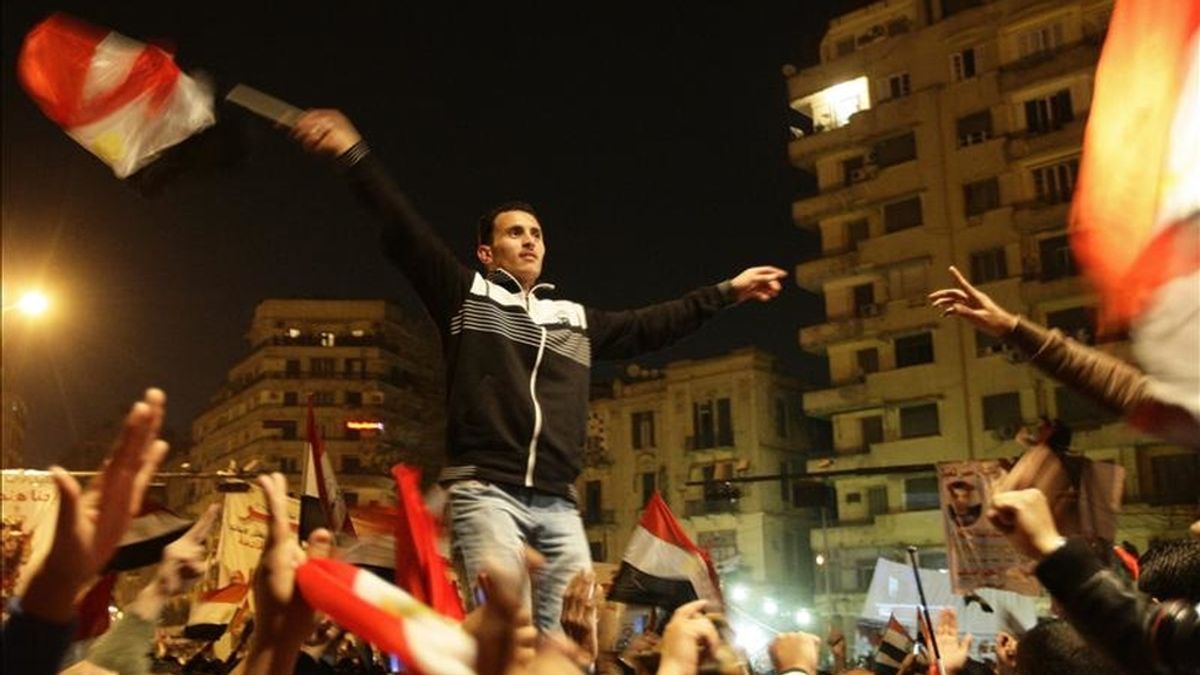 Varios manifestantes reaccionan antes de la intervención por televisión del presidente egipcio, Hosni Mubarak, en la Plaza de Tahrir, en El Cairo (Egipto). EFE