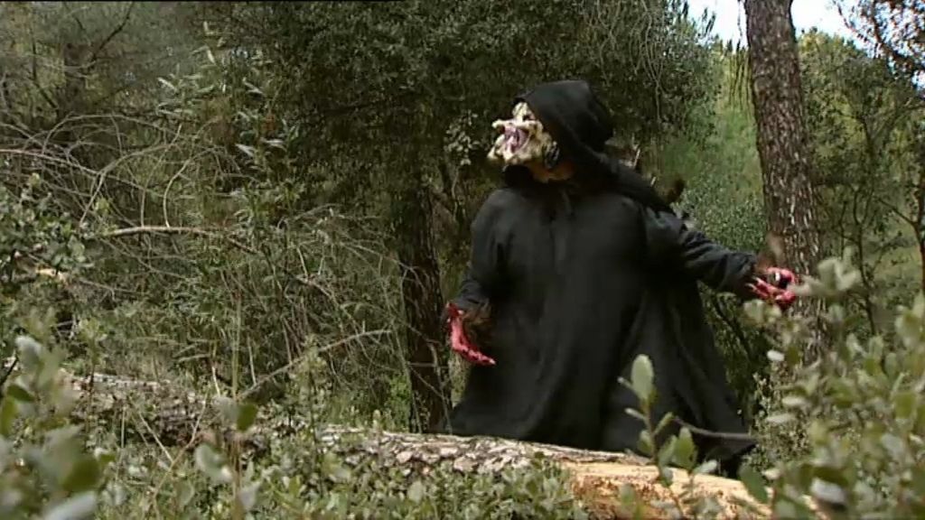 Chema se disfraza de monstruo para asustar a Luisma y a Machu