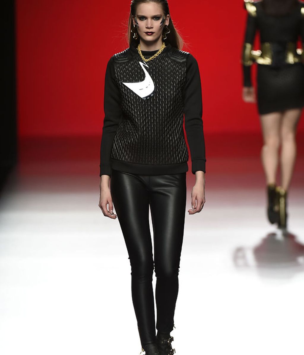 Las moteras más sexies se suben a la pasarela