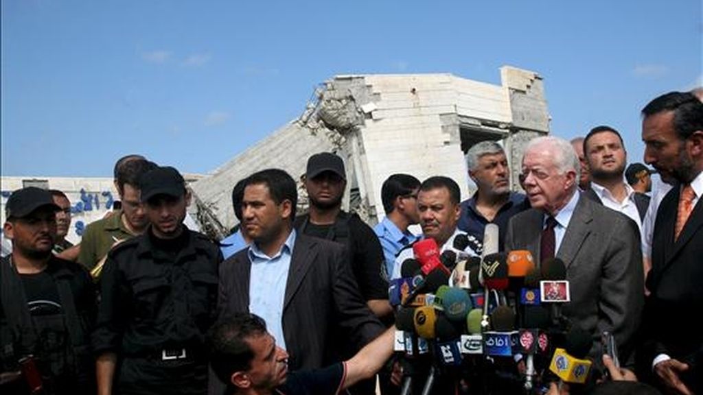 El ex presidente de Estados Unidos, Jimmy Carter (3d), atiende a los periodistas durante la visita que realizó a una escuela estadounidense en el norte de la franja de Gaza hoy martes. EFE