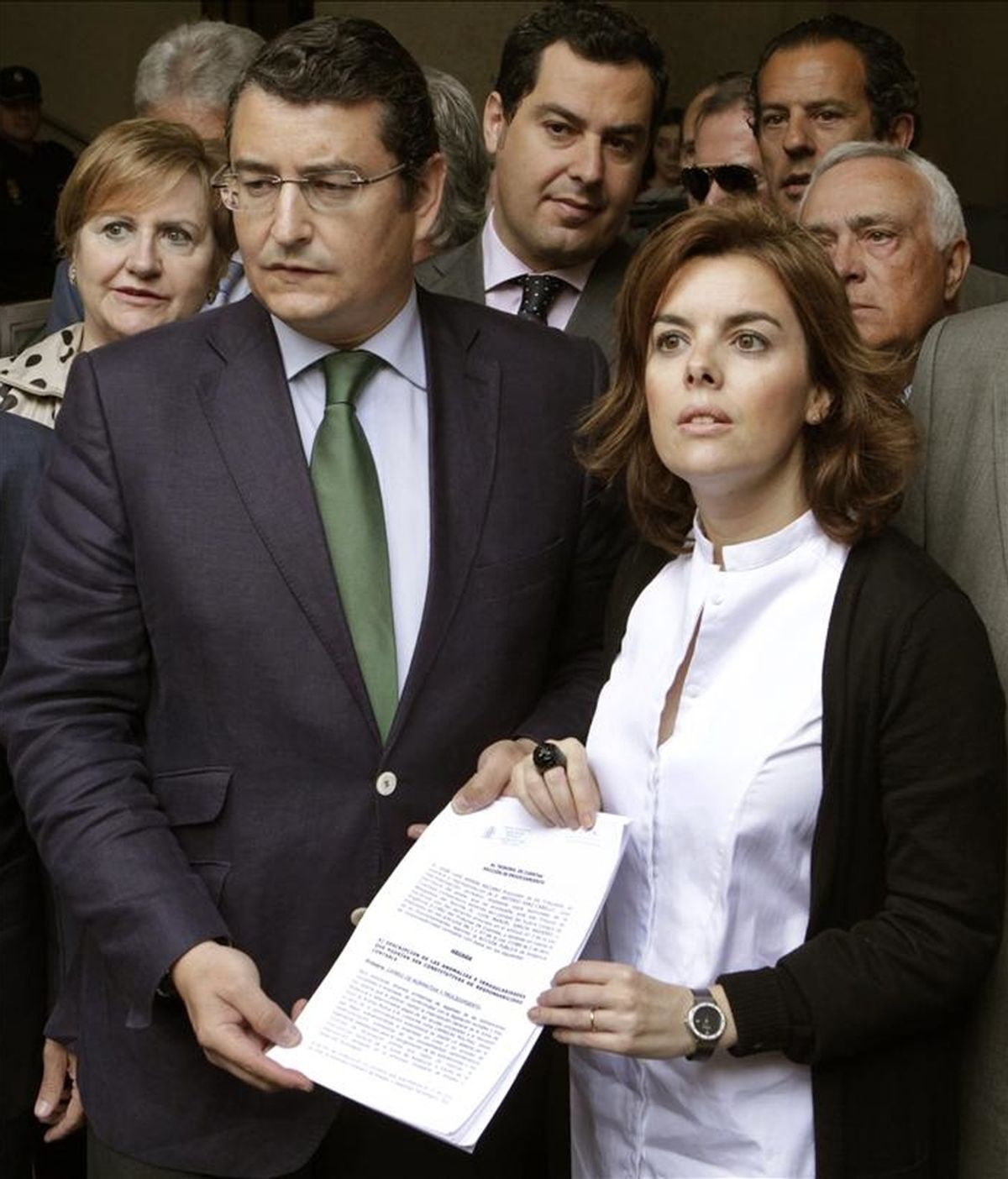 La portavoz del PP en el Congreso, Soraya Sáenz de Santamaría, y el secretario del PP andaluz, Antonio Sanz, presentaron hoy ante el Tribunal de Cuentas un escrito de denuncia por las irregularidades detectadas en los expedientes de regulación de empleo (ERE) de varias empresas de Andalucía. EFE