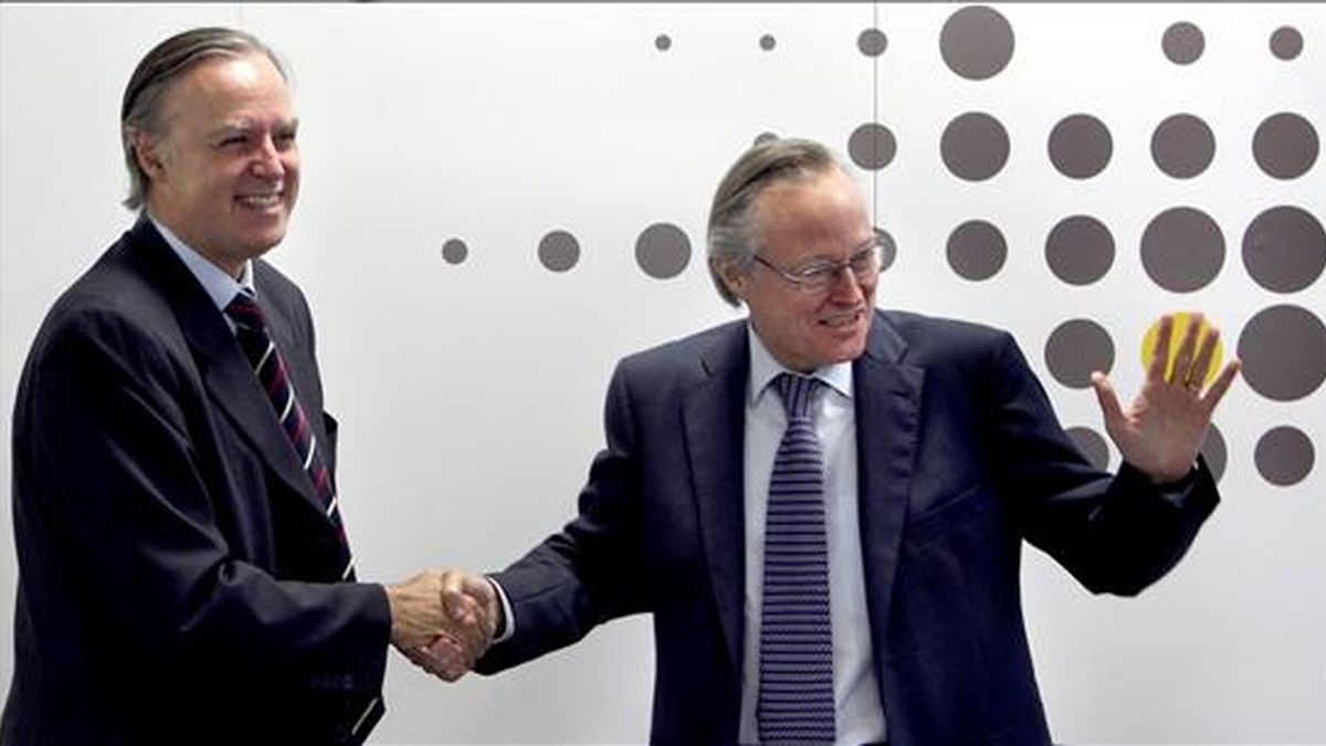 El presidente de Vueling Airlines, Josep Piqué (d), y el de Clickair, Carlos Losada (i), se saludan tras la primera reunión del consejo de administración de la nueva Vueling con la que se culminó el proceso de fusión de ambas compañías. EFE/Archivo