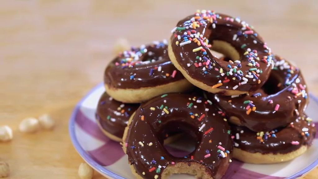 Donuts de avellana con glaseado de chocolate