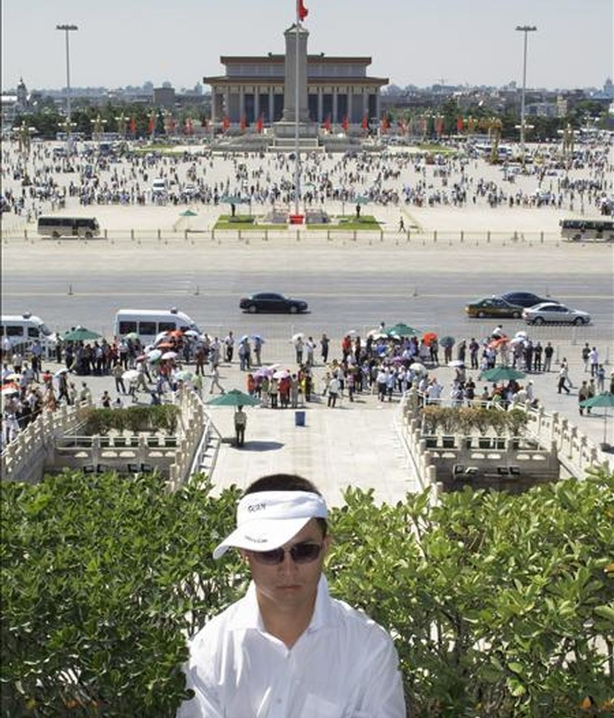 Un guardia de seguridad permanece frente a la Plaza de Tiananmen en Pekín (China), hoy, 3 de junio, cuando la seguridad en la Plaza se ha incrementado mientras se acerca las fechas de 3 y 4 de junio que marcan el vigésimo aniversario de la violenta represión ejercida por el Gobierno chino contra los estudiantes y trabajadores que se manifestaron durante la primavera de 1989 para pedir reformas políticas en China. EFE
