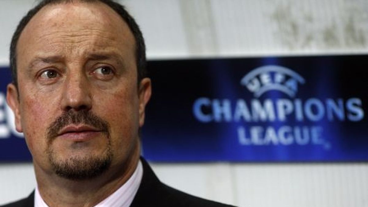 Benítez, pensativo tras ser eliminados de la Champions. FOTO: Reuters. Benítez, pensativo tras ser eliminados de la Champions. FOTO: Reuters.