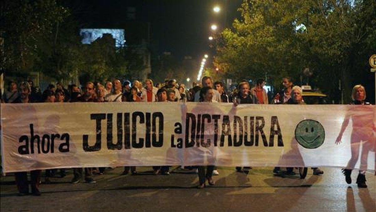 Un grupo de ciudadanos se movilizan en Montevideo, Uruguay, con el fin de recordar a las víctimas de la última dictadura (1973-1985) y demandar el castigo de los implicados en violaciones de derechos humanos. EFE