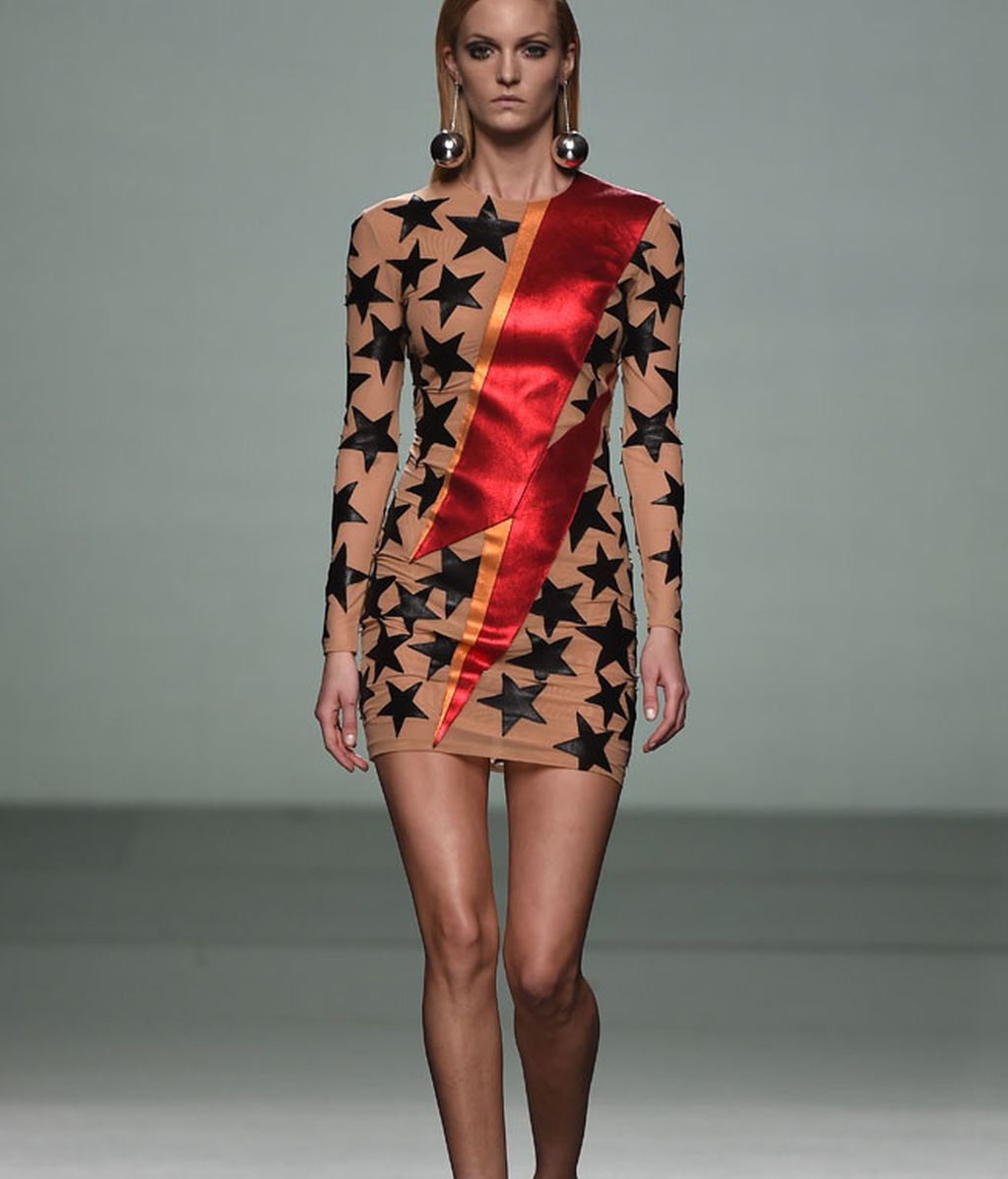 Tejidos metalizados, plastificados y silueta urbana