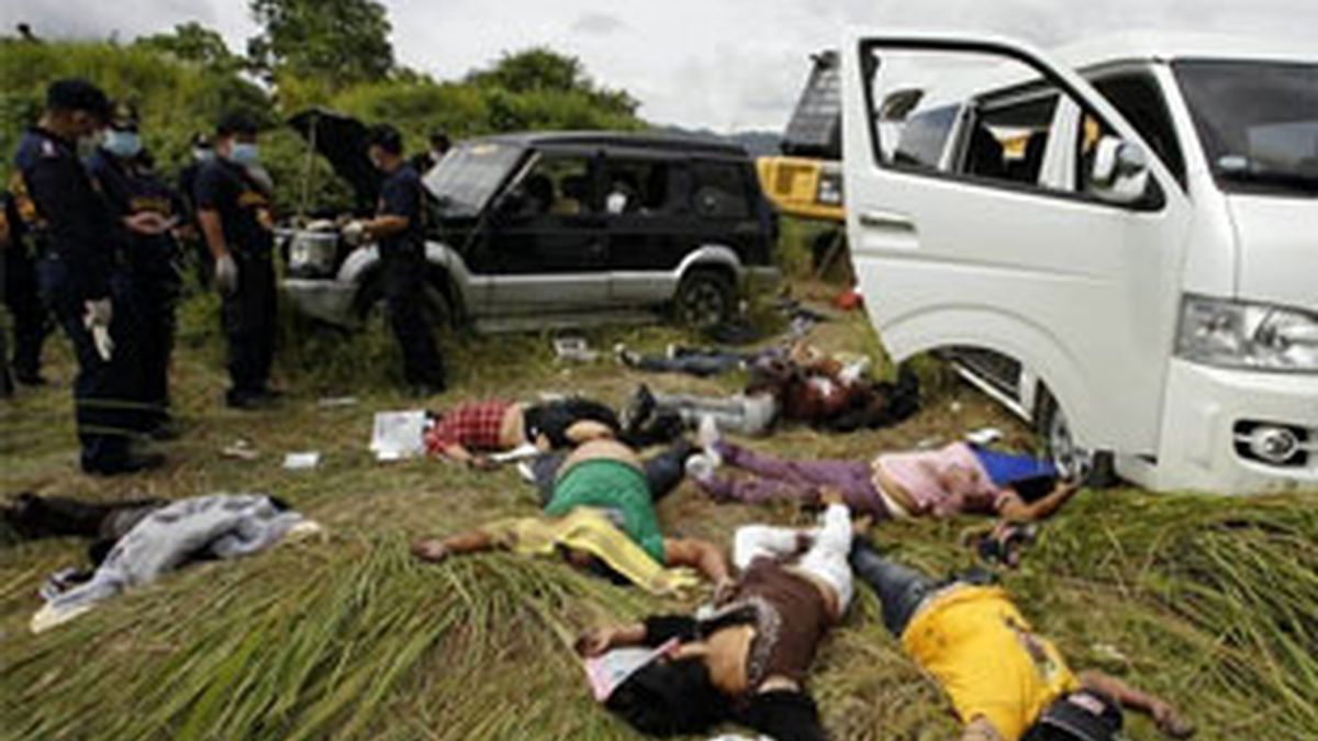 Varios de los cuerpos de la matanza perpetrada por clanes en el sur de Filipinas. Foto: Reuters.