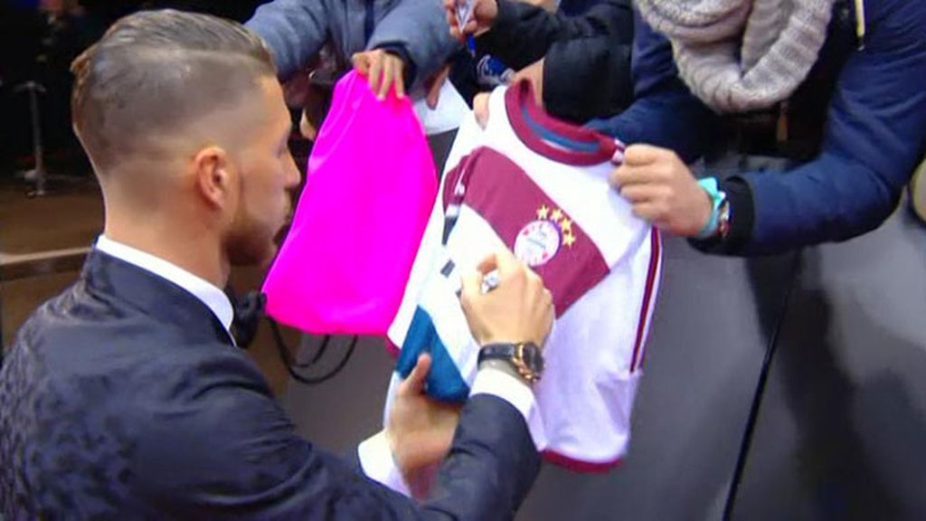 El lío de las camisetas: Eto'o firmando una del Madrid, Ramos una del Bayern…