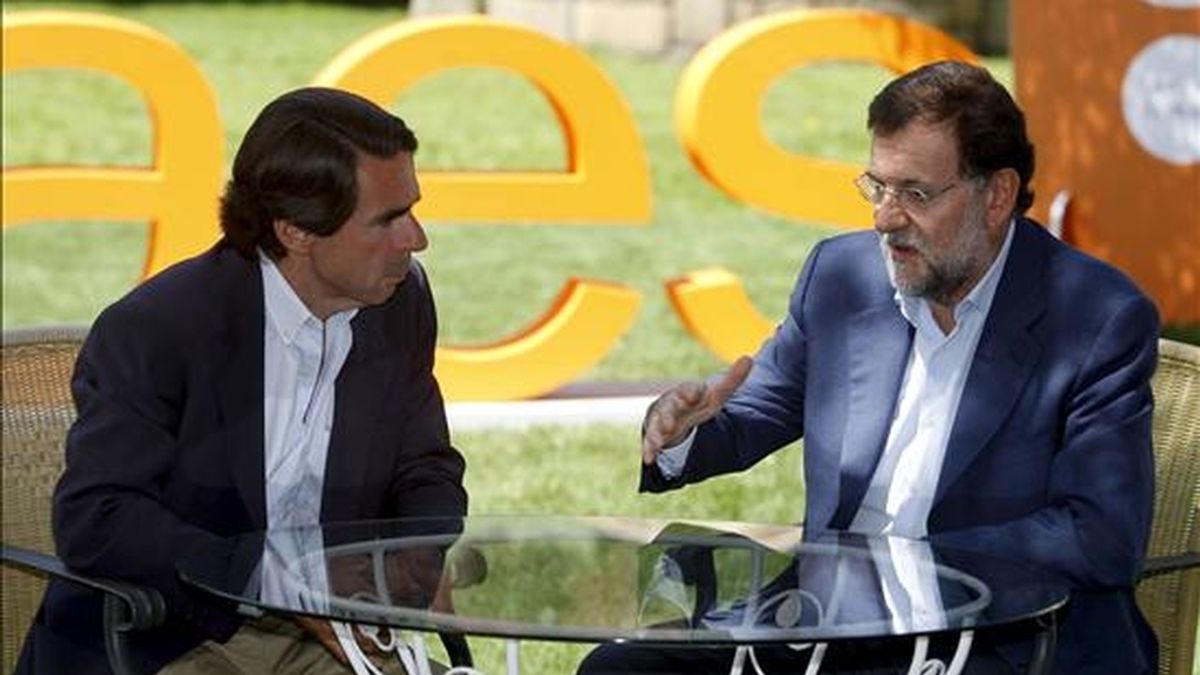 El presidente del Partido Popular, Mariano Rajoy (d), que intervino hoy en la clausura del campus de verano FAES, que tiene lugar en Navacerrada (Madrid), conversa con el ex presidente del Gobierno y el presidente de Honor del PP, José María Aznar. EFE