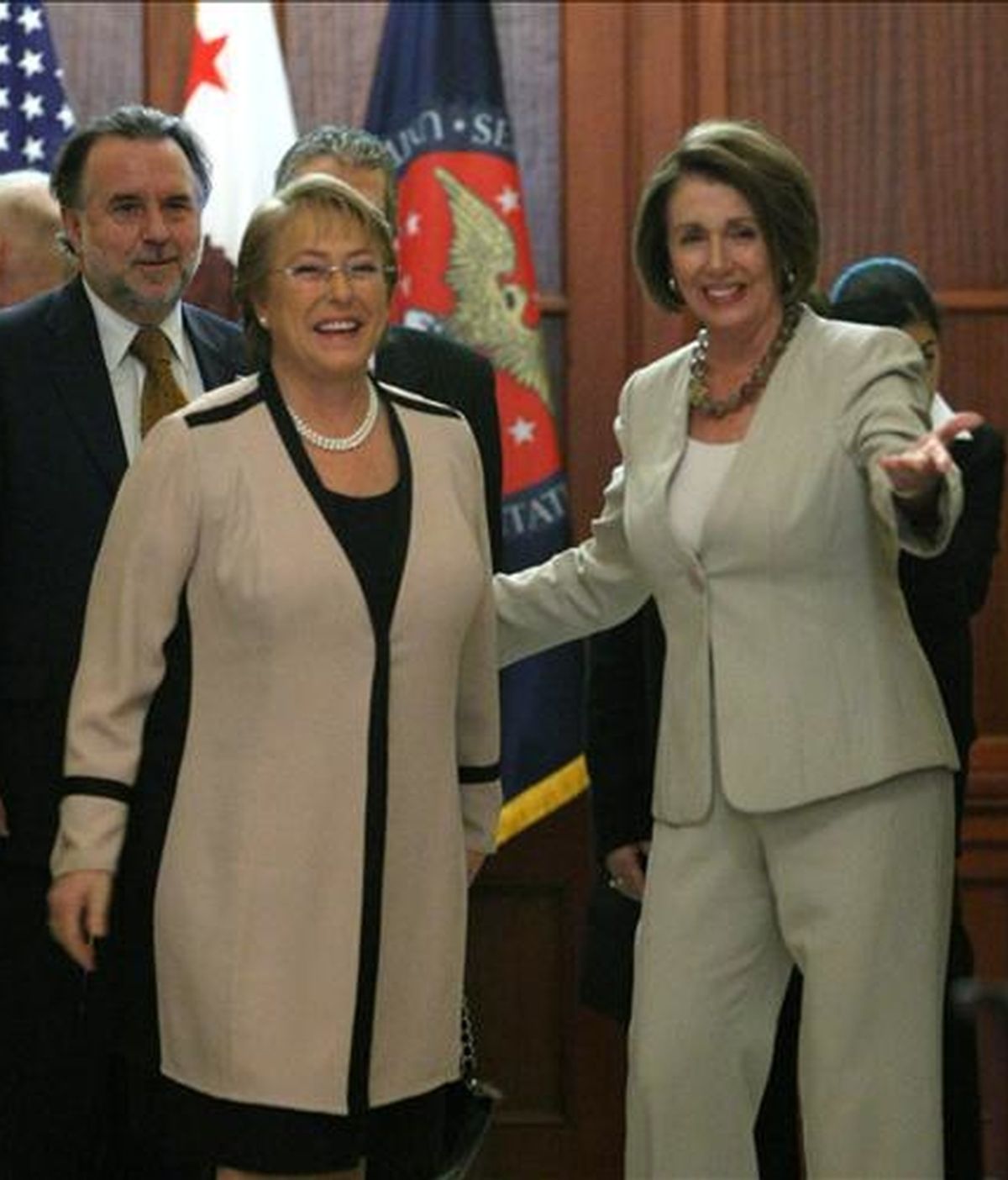 La presidenta de Chile, Michelle Bachelet, camina junto a la presidenta de la Cámara de Representantes de Estados Unidos, Nancy Pelosi, en Colina de Capitolio en Washington D.C. (EEUU). EFE