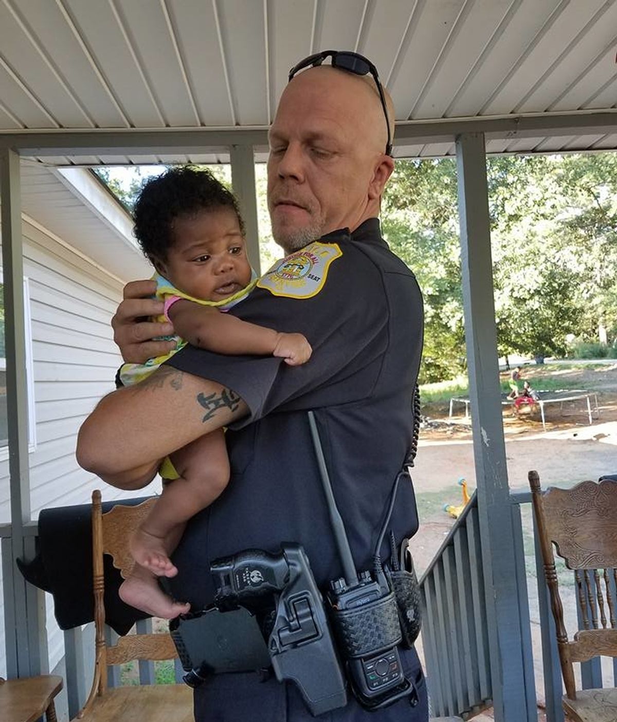 El agente Kenneth Knox y la bebé de dos meses a la que salvó la vida