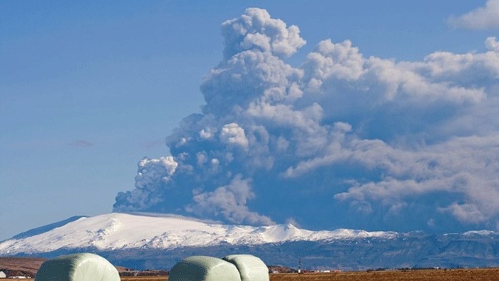 Islandia mira al volcán