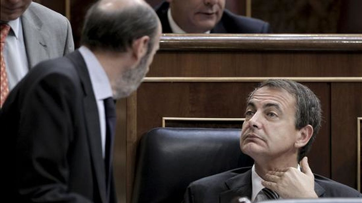 El presidente del Gobierno, José Luis Rodríguez Zapatero (d), conversa con el ministro de Interior, Alfredo Pérez Rubalcaba, durante la sesión de control al Ejecutivo celebrada hoy en el Congreso de los Diputados. EFE