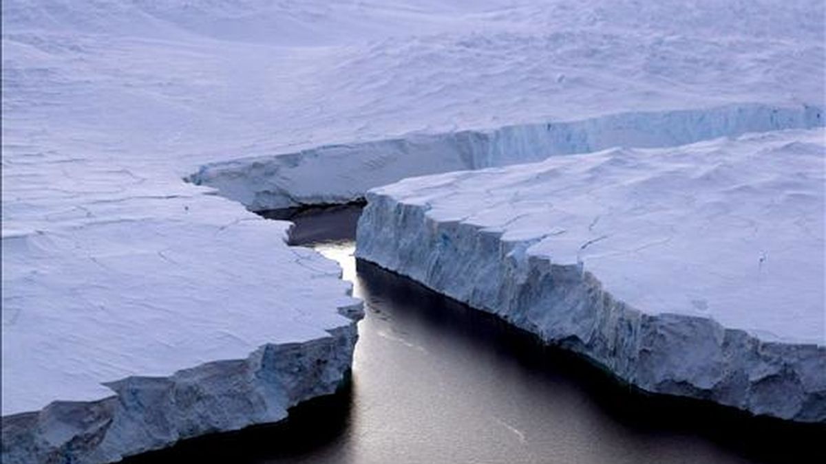 Una enorme meseta helada en la Antártida, mayor que la isla de Hawai, está a punto de desintegrarse en icebergs tras romperse el puente de hielo que la unía con la península. En la imagen, una grieta en un enorme iceberg en Costa Knox, en el territorio antártico australiano el 11 de febrero del 2008. EFE/Archivo