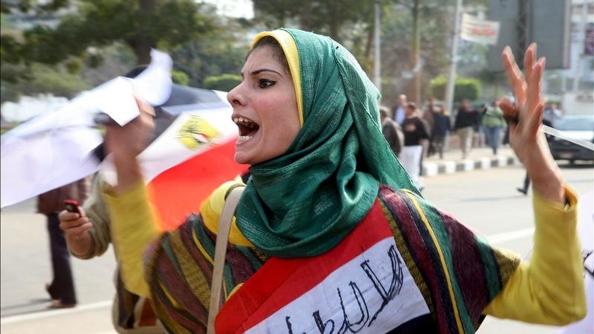 Una mujer que luce una bandera egipcia en la que se lee "no al estado de Emergencia" gesticula en el centro de El Cairo, Egipto. EFE