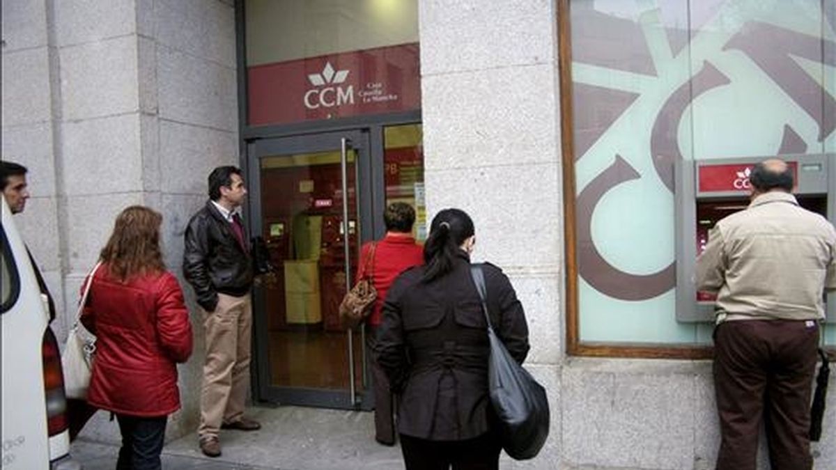 Un grupo de clientes esperaban a primera hora de la mañana en el exterior de la oficina central de CCM de Toledo, situada en la plaza de Zocodover, a que la entidad bancaria abriera sus puertas. EFE