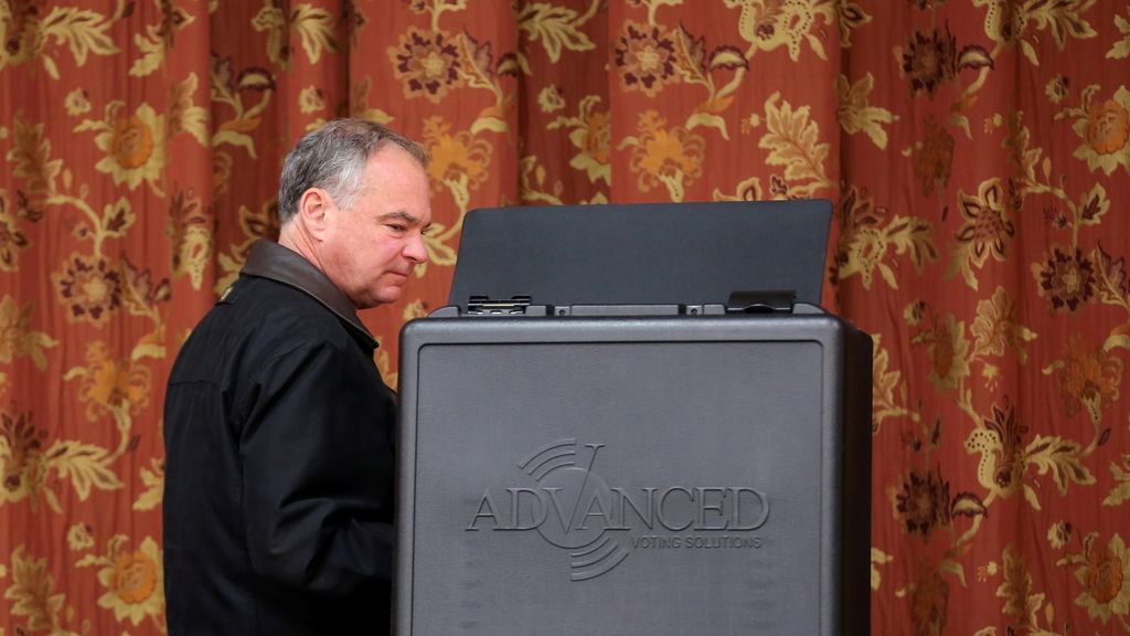 Tim Kaine acude a votar a un colegio de Richmond, Virginia