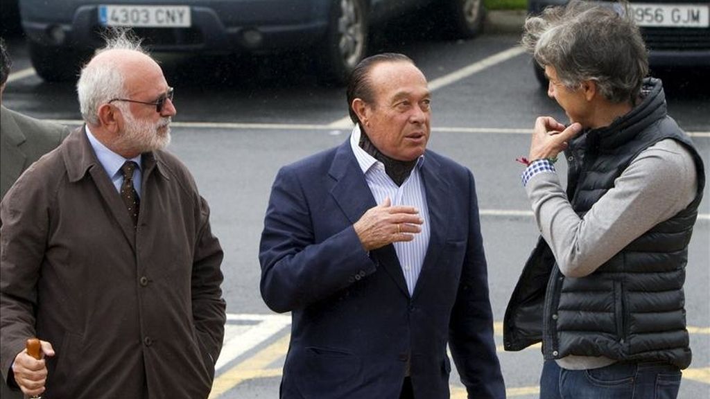 Los toreros Curro Romero (c) y Roberto Domínguez (d), a su llegada al funeral por el ganadero Juan Pedro Domecq Solís, fallecido ayer en accidente de trafico, celebrado hoy en la intimidad, en el tanatorio de Valverde del Camino (Huelva). EFE